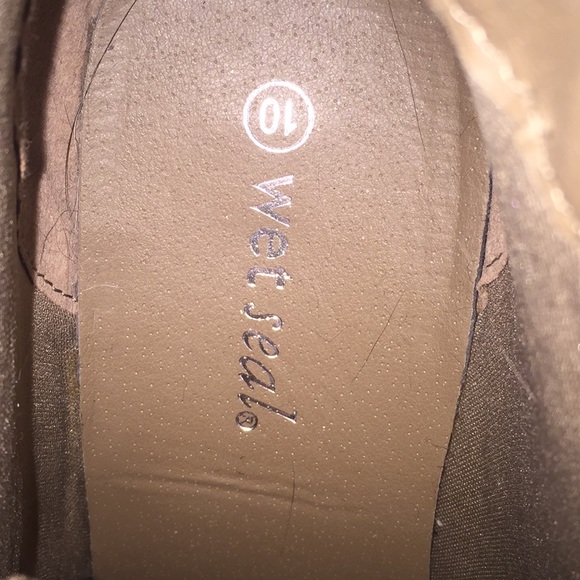 Wet seal wedged suede heels. - Picture 4 of 4